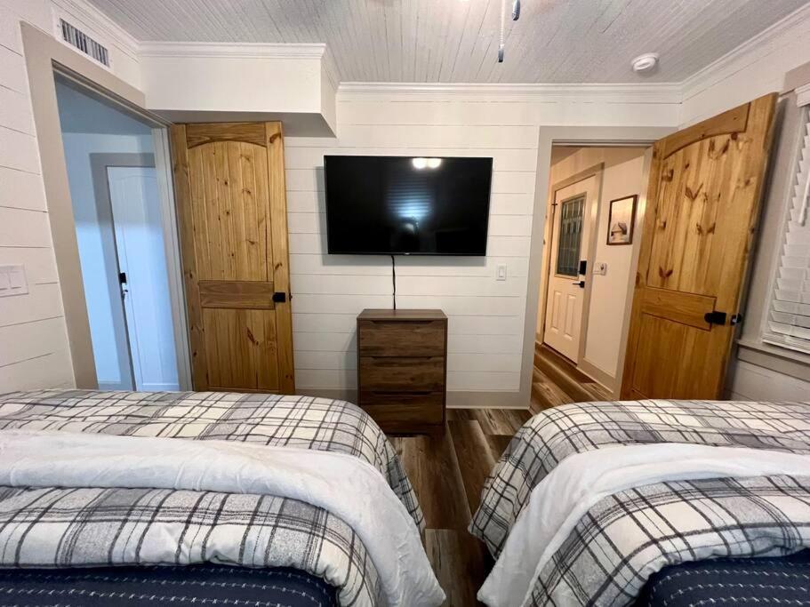 Holiday home Riverside Relaxer W/hot Tub+fire Pit +wifi & View