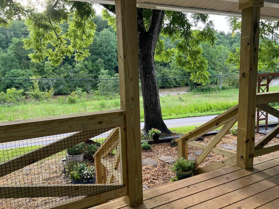 Riverside Relaxer W/hot Tub+fire Pit +wifi & View *