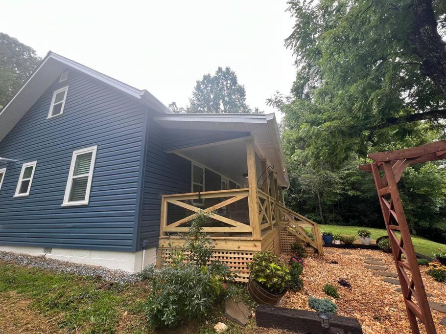Riverside Relaxer W/hot Tub+fire Pit +wifi & View Holiday home *