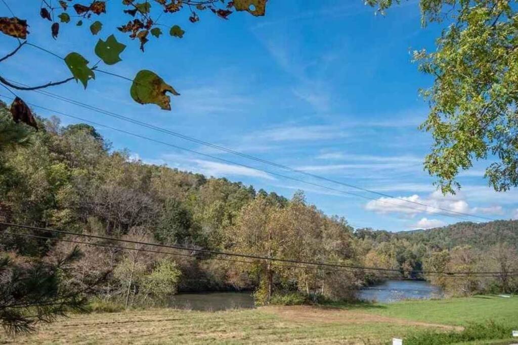 Riverside Relaxer W/hot Tub+fire Pit +wifi & View Holiday home
